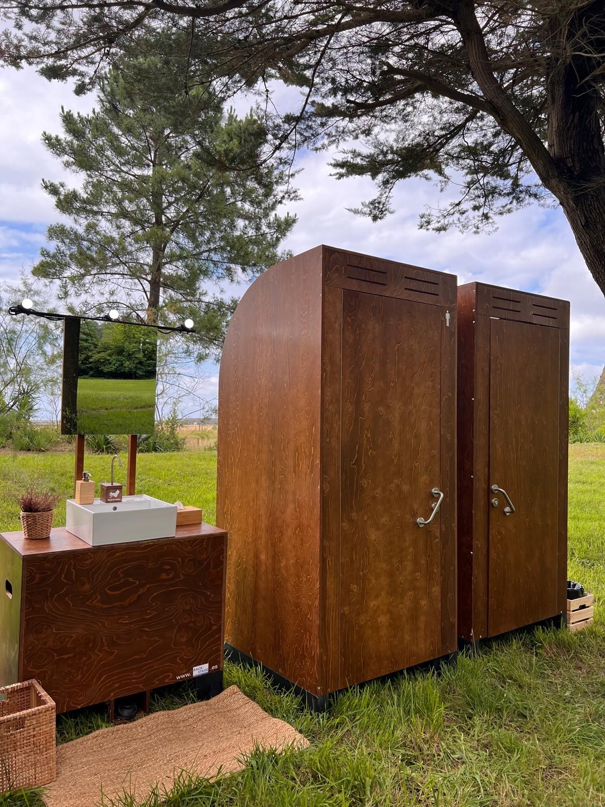 Wc’s de madera y lavabo para bodas